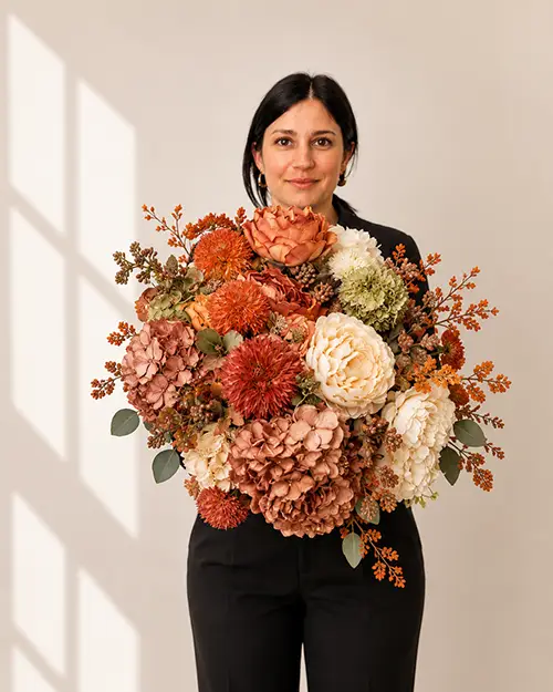 giulia d floraltrend mostra un mazzo di fiori autunnali artificiali per il mercato B2B