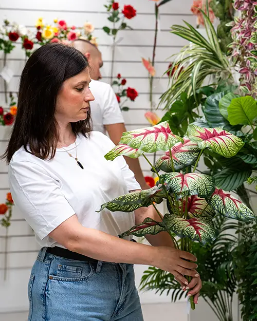 giulia nel suo showroom di fiori artificiali floraltrend a padova